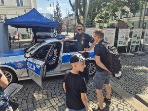 Policjanci na Dniu Dziecka na placu przed urzędem.