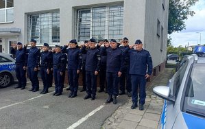 Oddanie hołdu przez policjantów.