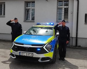 Oddanie hołdu przez policjantów.