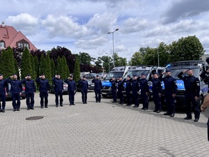 Oddanie hołdu przez policjantów.