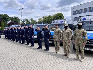 Oddanie hołdu przez policjantów.