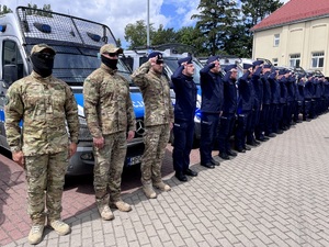 Oddanie hołdu przez policjantów.