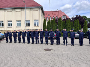 Oddanie hołdu przez policjantów.