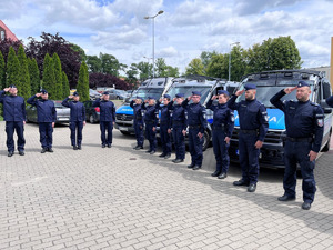 Oddanie hołdu przez policjantów.