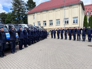 Oddanie hołdu przez policjantów.