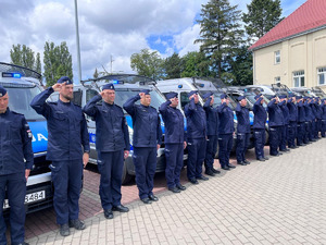 Oddanie hołdu przez policjantów.