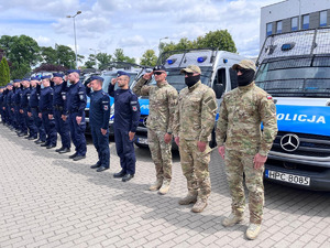 Oddanie hołdu przez policjantów.