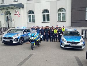 Policjanci oddają hołd.