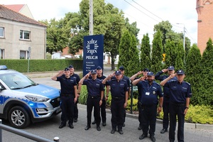 Policjanci oddają hołd.