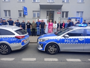 Policjanci oddają hołd.