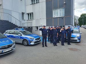 Policjanci oddają hołd.