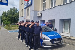 Policjanci oddają hołd.