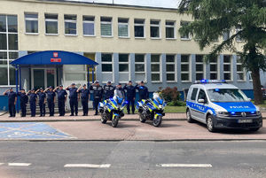 Policjanci oddają hołd.