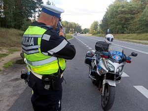 Policjanci ruchu drogowego na motocyklach w czasie pracy na drodze.