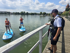 Policjanci w patrolu nad wodą.