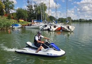 Policjanci w patrolu nad wodą.