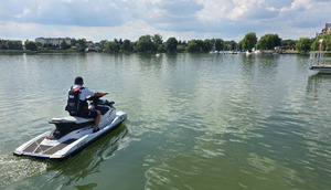 Policjanci w patrolu nad wodą.