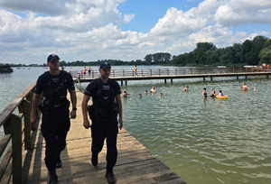 Policjanci w patrolu nad wodą.