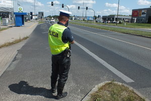 policjanci mierzą prędkość i kontrolują kierowców