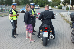 policjanci mierzą prędkość i kontrolują kierowców