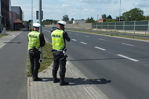 policjanci mierzą prędkość i kontrolują kierowców