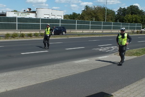 policjanci mierzą prędkość i kontrolują kierowców