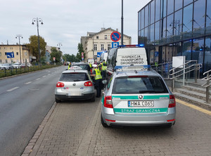 SŁużby podczas kontroli przejzadów na aplikacje.