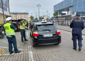 SŁużby podczas kontroli przejzadów na aplikacje.