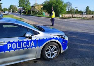 Policjant ruchu drogowego w czasie służby na drodze.