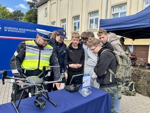 Policjanci podczas pikniku na dniach otwartych komendy policji.