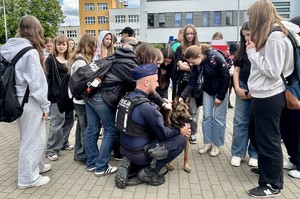 Policjanci podczas pikniku na dniach otwartych komendy policji.