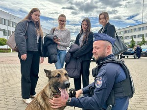 Policjanci podczas pikniku na dniach otwartych komendy policji.