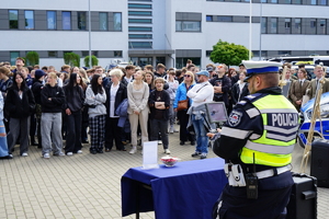 młodzież ogląda policyjne stanowiska i pokazy przygotowane przez funkcjonariuszy