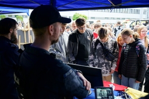 młodzież ogląda policyjne stanowiska i pokazy przygotowane przez funkcjonariuszy