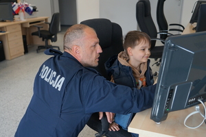 młodzież ogląda policyjne stanowiska i pokazy przygotowane przez funkcjonariuszy