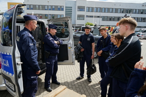 młodzież ogląda policyjne stanowiska i pokazy przygotowane przez funkcjonariuszy