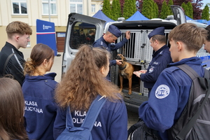 młodzież ogląda policyjne stanowiska i pokazy przygotowane przez funkcjonariuszy