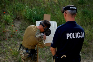 Policjanci podczas zawodów strzeleckich