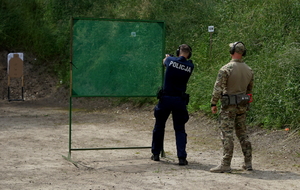 Policjanci podczas zawodów strzeleckich