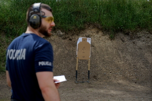 Policjanci podczas zawodów strzeleckich