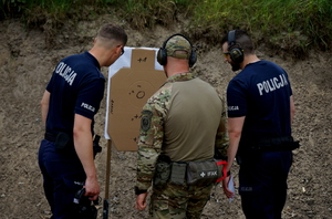 Policjanci podczas zawodów strzeleckich