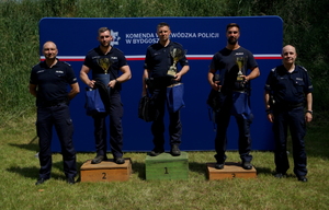 Policjanci podczas zawodów strzeleckich