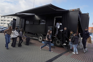 młodzież stoi przed ciężarówką, a następnie zwiedza pomieszczenia escapetrucka