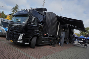 młodzież stoi przed ciężarówką, a następnie zwiedza pomieszczenia escapetrucka
