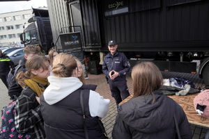 młodzież stoi przed ciężarówką, a następnie zwiedza pomieszczenia escapetrucka