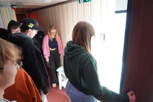 młodzież zwiedza pomieszczenia escapetrucka