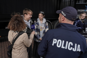 młodzież wypowiada się do radia