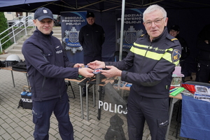 policjanci wymieniają się naszywkami