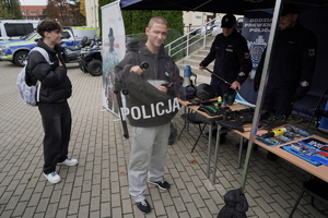 młodzież zwiedza stanowiska i ogląda wystawiony sprzęt