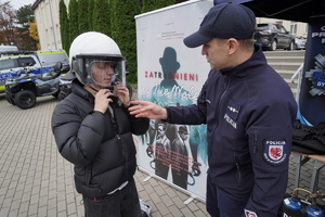 młodzież zwiedza stanowiska i ogląda wystawiony sprzęt
